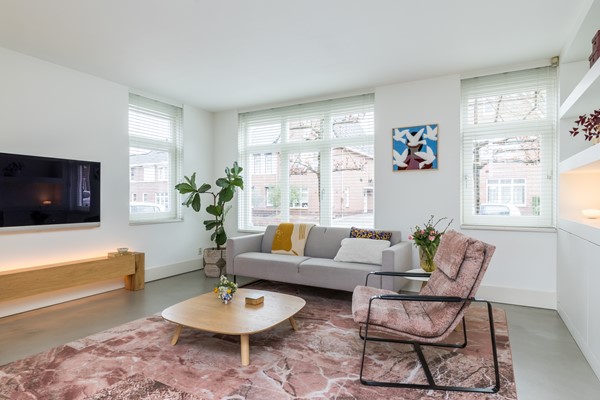 Foto - Te koop: In een rustige en kindvriendelijke woonomgeving staat deze moderne geschakelde twee-onder-een-kapwoning (bouwjaar 2011) met aangebouwde stenen garage, stijlvolle overkapping, vier slaapkamers, twee...